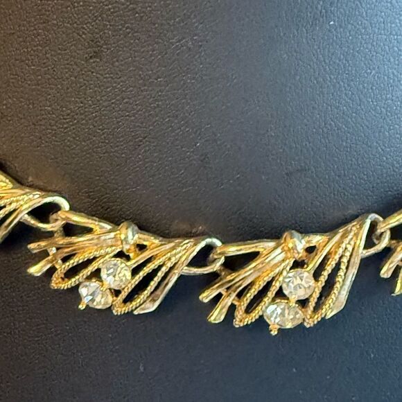 Signed Lisner 1960’s GoldTone Chocker Necklace with Aurora Borealis Accents. - Picture 4 of 7
